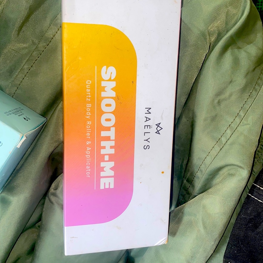 Brand New Maely’s “Smooth-Me” Rose Quartz Body Roller & Applicator